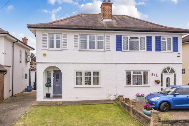 3 bed property, in Derwent Drive, £575,000