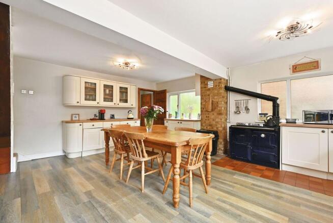 5 bed property, in Faversham Road, £550,000