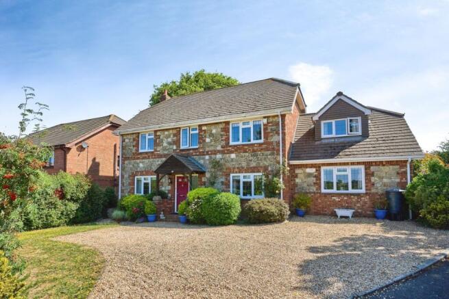 5 bed property, in The Boltons, £615,000