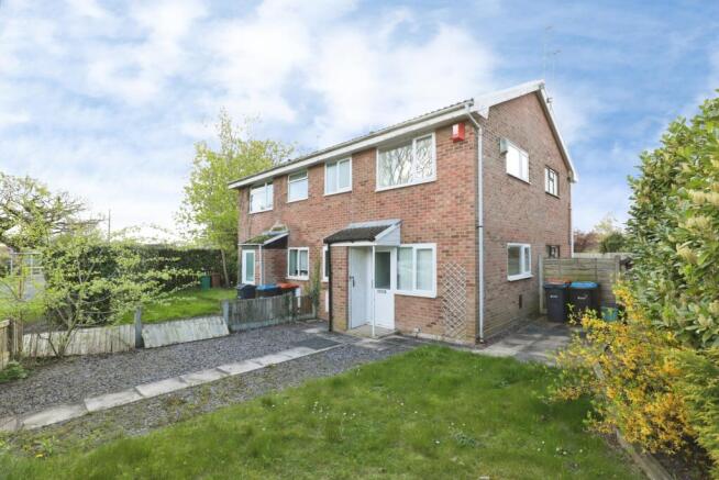 1 bed property, in Stuart Close, £125,000