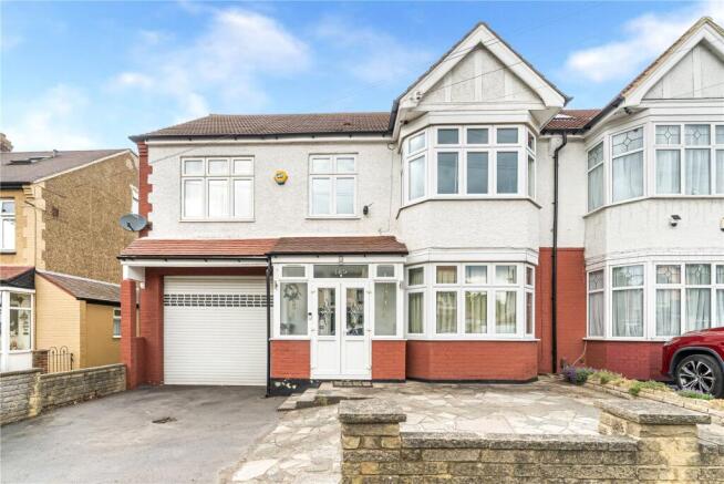 5 bed property, in Normanshire Drive, £830,000