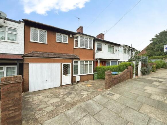4 bed property, in Commonwealth Way, £525,000