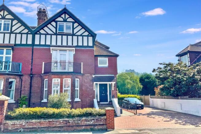 6 bed property, in Park Avenue, £595,000