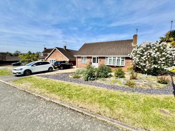 2 bed property, in Holmes Avenue, £335,000