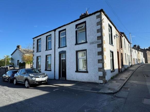 2 bed property, in Hawk Street, £95,000