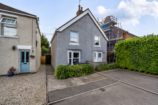 3 bed property, in Swindon Road, £250,000