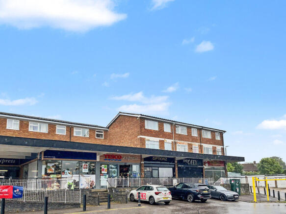 3 bed property, in Plomer Green Avenue, £200,000