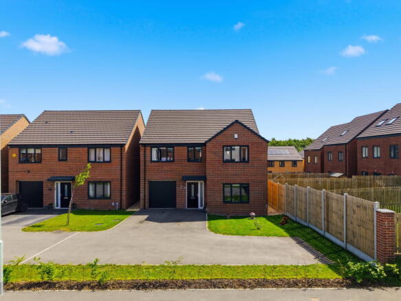 5 bed property, in Hawes Way, £450,000