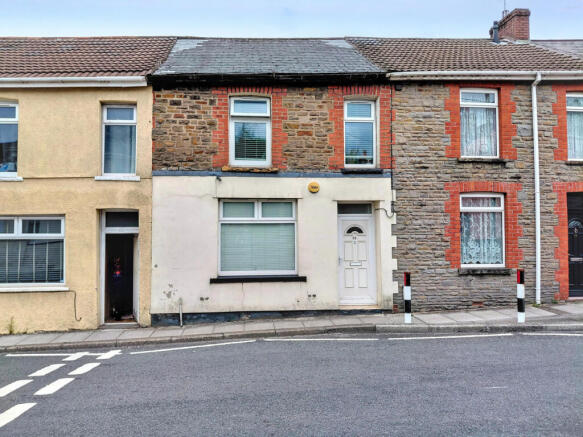 3 bed property, in High Street, £140,000