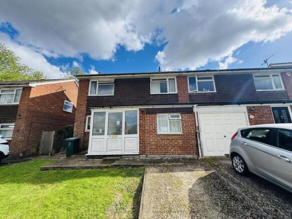 5 bed property, in Parkfield Close, £495,000