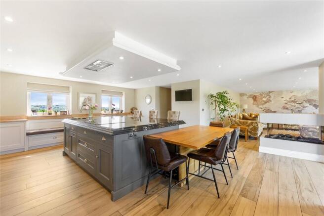 5 bed property, in Elmridge Lane, £1,250,000