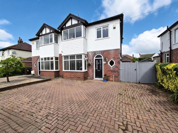 3 bed property, in Oakwood Drive, £275,000