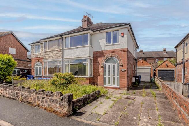 3 bed property, in Lodge Grove, £200,000