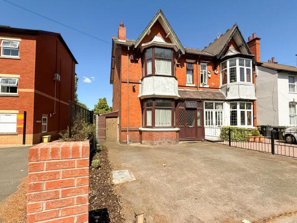 4 bed property, in Wolverhampton Road West, £250,000