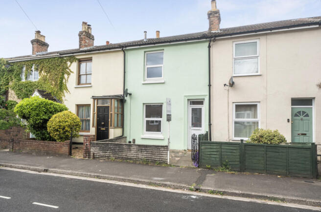 2 bed property, in Queenstown Road, £250,000