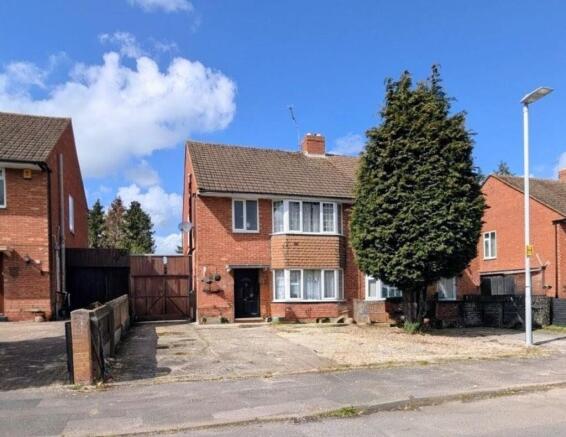 3 bed property, in Teddington Gardens, £284,000