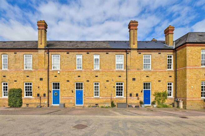 2 bed property, in Bears Rails Park, £575,000