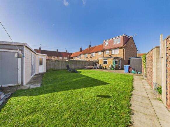 3 bed property, in Meadow Road, £185,000
