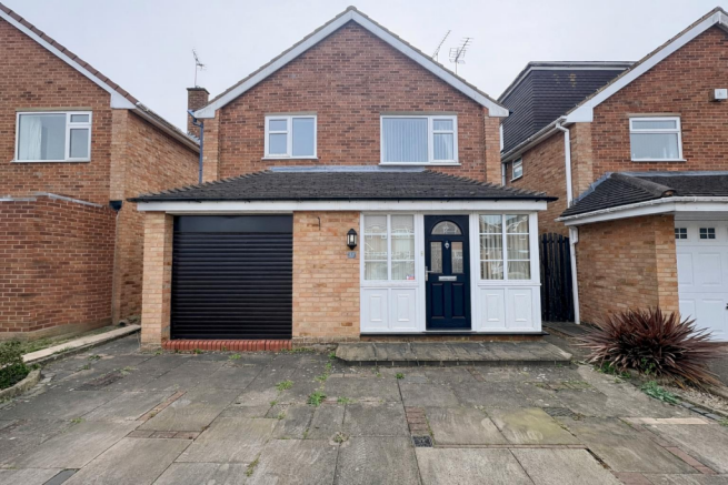 3 bed property, in Oaks Drive, £365,000