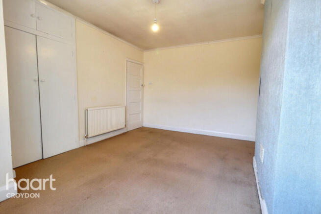 2 bed property, in Brighton Road, £250,000