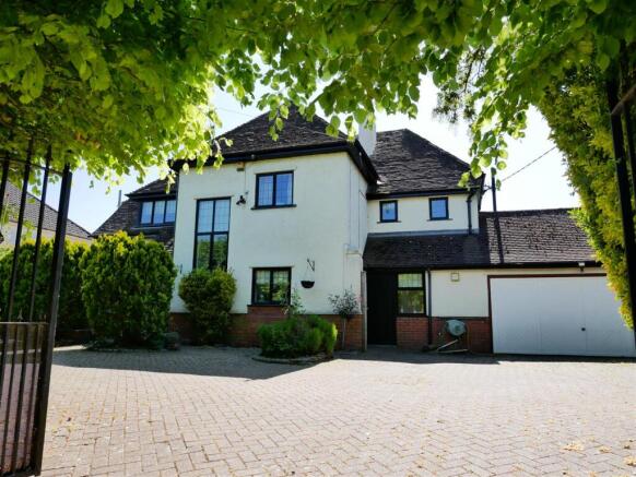 6 bed property, in Quemerford, £695,000