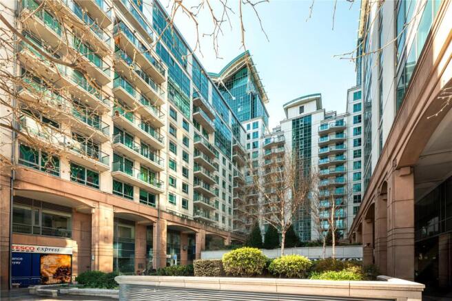 1 bed property, in St. George Wharf, £360,000