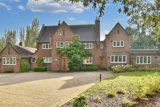 6 bed property, in Four Gables, £1,100,000