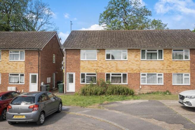 2 bed property, in Hilary Close, £190,000
