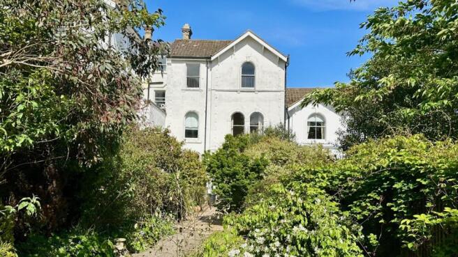 4 bed property, in Upper Maze Hill, £595,000