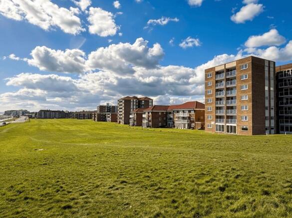 2 bed property, in Sutton Place, £160,000