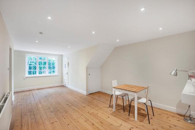 2 bed property, in Earlsfield Road, £390,000
