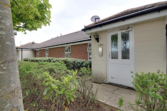 1 bed property, in Robin Close, £79,950