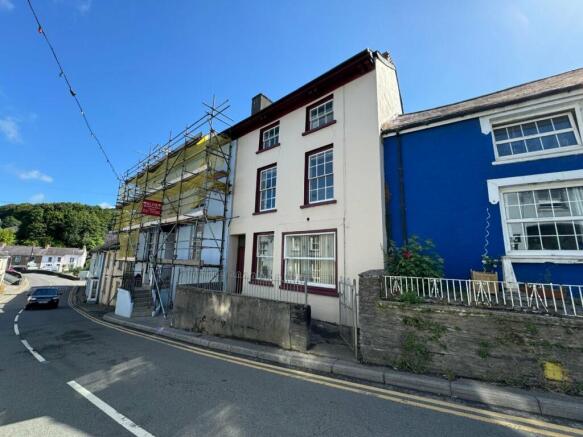 2 bed property, in Bridge Street, £195,000