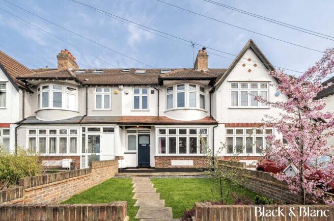 5 bed property, in Birchwood Avenue, £825,000