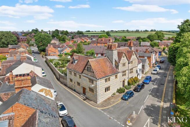 5 bed property, in High Street, £700,000