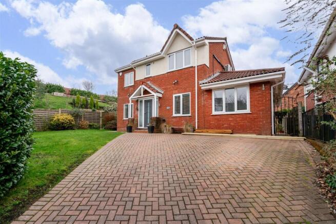 4 bed property, in Portside Close, £575,000