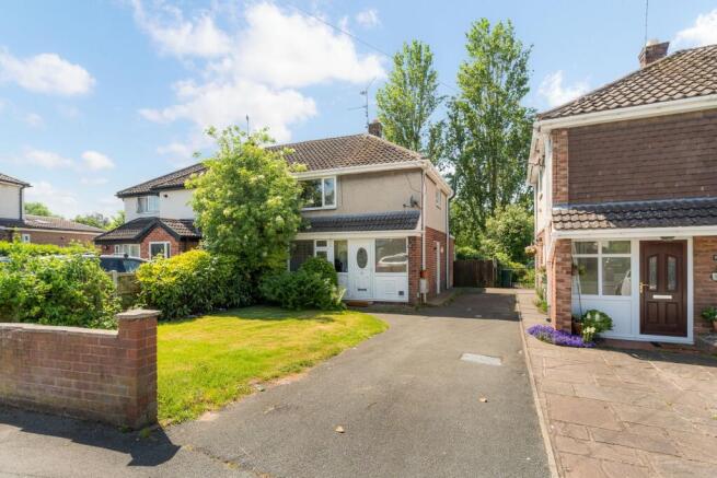 2 bed property, in Dicksons Drive, £325,000
