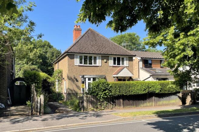 4 bed property, in Ringley Avenue, £725,000