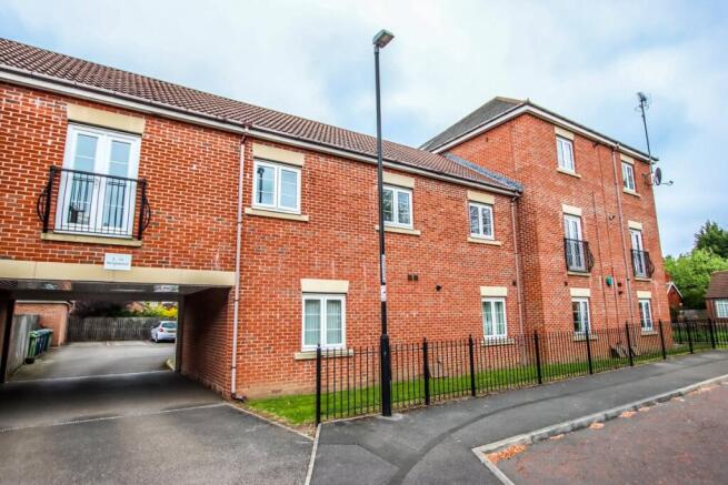 2 bed property, in Kingswood, £105,000