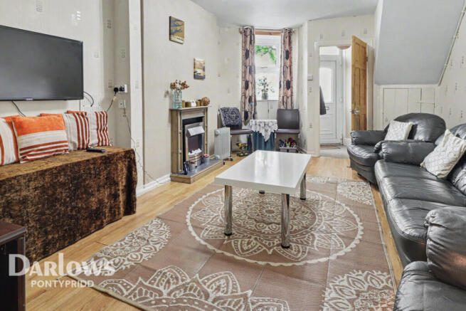 2 bed property, in Albert Road, £130,000