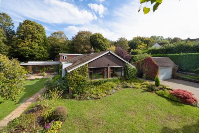 6 bed property, in Meadow Close, £900,000
