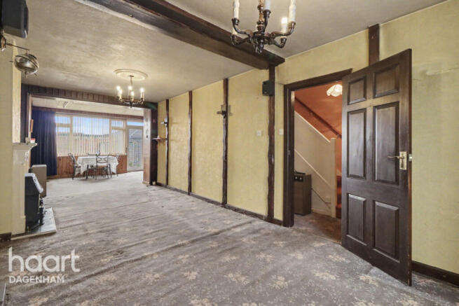 2 bed property, in Wood Lane, £385,000