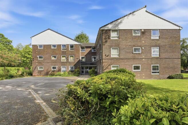 2 bed property, in Greengates, £112,500