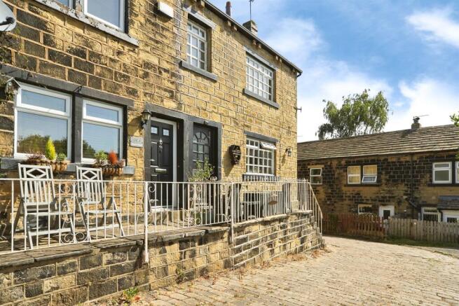 3 bed property, in Crimbles Terrace, £230,000