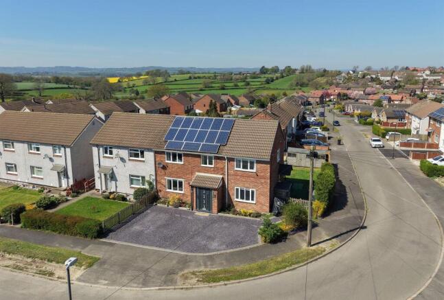 4 bed property, in Queensway, £280,000