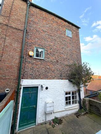 3 bed property, in 5 Halls Place, £195,000