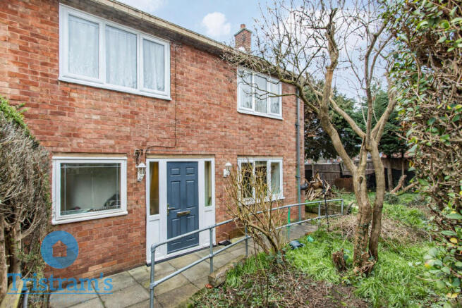 3 bed property, in The Mount, £200,000