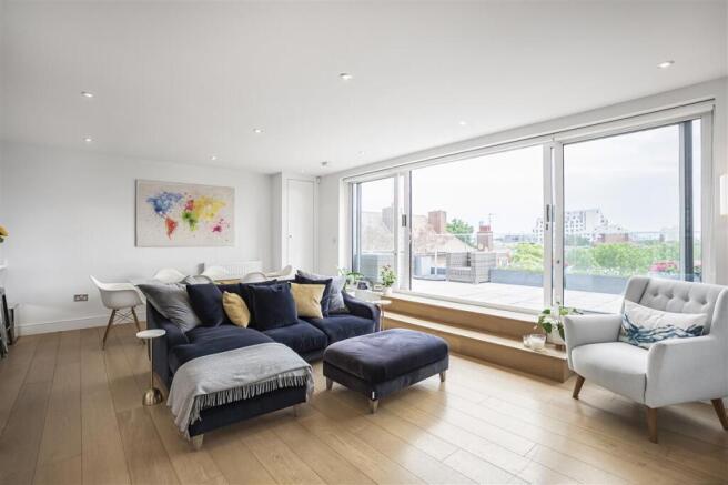 2 bed property, in Triangle Place, £1,000,000