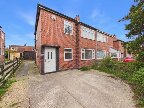 2 bed property, in Kings Road North, £75,000