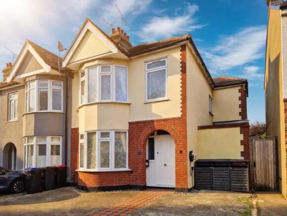 4 bed property, in Glenhurst Road, £440,000